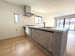 カウンターからはリビングが広く見渡せ、ご家族とのコミュニケーションも弾みます。
