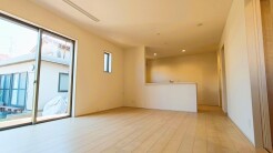 開放的なこの空間がお客様をお出迎えします。ＬＤＫは１６帖。
