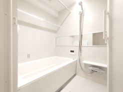 空気もこもらず、いつもクリーンな浴室乾燥機付。
