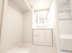 洗面化粧台は清潔感の漂うホワイトをベースカラーに、シンプルなデザインで。
