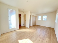 将来的には間仕切りして２部屋に変更可能な洋間。成長に合わせた間取り変更が可能なタイプ。
