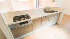 料理をしながらでも、ご家族との会話を楽しめる対面キッチン。
