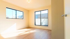 大きめのベッドを置いても、まだゆとりが持てる大きさ。９帖の主寝室。
