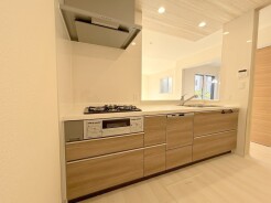 対面タイプなら、キッチン内にいながらご家族やお客様との会話が楽しめます。
