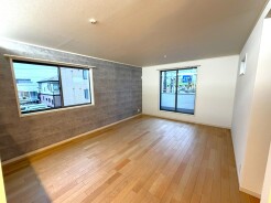 落ち着きのあるカラークロスでくつろげるリビングになっております〇
