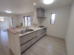 吊戸棚で視界を遮らず、パノラマ感を重視したタイプのキッチンスペース。
