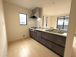 カウンターからはリビングが広く見渡せ、ご家族とのコミュニケーションも弾みます。