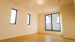 大きめのベッドを置いても、まだゆとりが持てる大きさ。８.２帖の主寝室。
