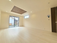 天井の折り上げデザインが空間に奥行きと洗練された印象を与え、穏やかな時間が流れる落ち着いた住空間を演出しています。