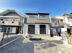 車通りの少ない閑静な住宅地、のびのびした子育てに適します。
