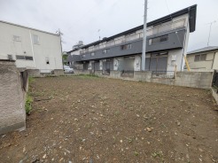 車通りの少ない閑静な住宅地、のびのびした子育てに適します。
