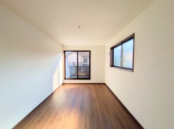 住宅街の２階南向きのお部屋、日当たりはご覧のとおり良好です。
