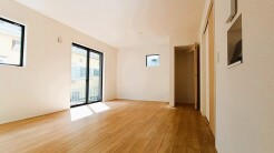 温かな光が床に広がり、心地よい空間が生まれます