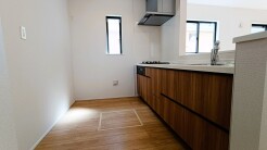 温かな木目調のキッチンに、心地よい静けさが満ちる空間。