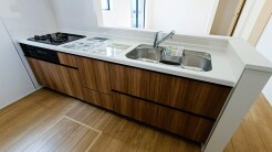 洗練された木目調と清潔感のある空間が、心地よい時間をもたらします。