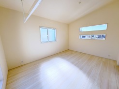 大きめのベッドを置いても、まだゆとりが持てる大きさ。8.125帖の主寝室。

