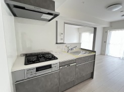 リビングで遊ぶお子様を見守りながらお料理ができる、対面キッチン。
