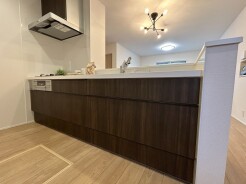 対面キッチンがご家族の温かい時間を演出。