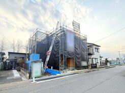 前面道路は歩道も整備され、小さなお子様にも安心です。
