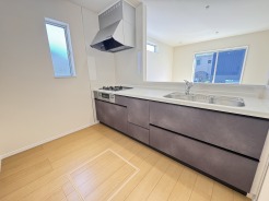吊戸棚で視界を遮らず、パノラマ感を重視したタイプのキッチンスペース。
