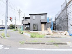 風通し・日当たりに優れる角地。開放感をお楽しみください。
