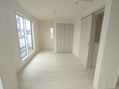 将来的には間仕切りして２部屋に変更可能な洋間。成長に合わせた間取り変更が可能なタイプ。
