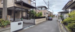 幅員こそやや狭くても、その分交通量が少なくて安心。