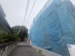 周辺の閑静な住環境に調和しながら、新しい暮らしの始まりを感じさせる誠実な佇まいが広がっています
