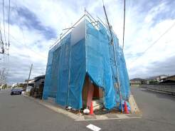 最寄り駅まで徒歩分の近さ。 忙しい朝が助かる立地、 暮らしにゆとりが生まれます。

