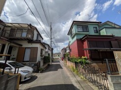 空が広く感じられる、落ち着いた住宅街の穏やかな日常が流れる風景です。