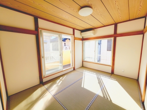 日本人ならやっぱり和室。日当たりのいいこのお部屋でゴロゴロできます。
