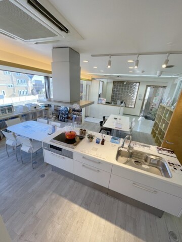 2階は建築のプチショールームになっています。実物のキッチンやお風呂、壁の中の構造模型など展示してあります。