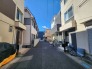 幅員の狭い道ですが、車通りの少ない住宅街に立地してます。
