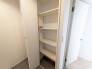洗面室にはうれしいリネン収納があります。
