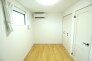 ３階サービスルーム５．０帖。表記上は洋室ではありませんが、居室としてお使い頂けます。もちろん、クローゼットも完備。