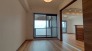 バルコニーに面しているので風通しの良い洋室です。
