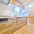 手を伸ばせばそこに収納が。安定した使用感の吊戸棚つきのキッチン空間。
