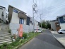 周辺環境と調和しながらも落ち着いた佇まいを見せる穏やかな住まいの風景
