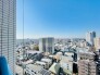抜けるような空と広がる街並みが、開放感あふれる眺望を演出します。