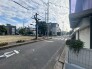 1号棟 前面道路含む外観