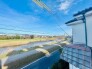 広がる青空と、穏やかな水辺が日常を彩ります。