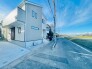 抜けるような青空の下、穏やかな時間が流れる街並みに溶け込む住まい