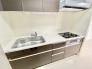 手を伸ばせばそこに収納が。安定した使用感の吊戸棚つきのキッチン空間。
