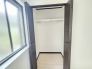 落ち着いた色合いの建具とすっきりとした空間が調和する使い勝手の良い設えです