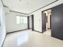 白を基調としたすっきりとした空間に濃色のアクセントが映える落ち着きのある住まい空間