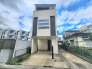 青空に映えるすっきりとした外観が、心地よい日常を予感させる佇まいです。