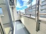 青空が広がり爽やかな風を感じられる心地よい開放的な屋外スペース