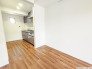 木目の床が温かみを感じさせる、穏やかな空間です

