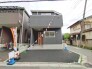 外壁のグレーが外観を引き締め、シックな佇まいを感じさせます