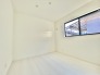 今からここを誰のお部屋にしようか、そんな洋室です。

